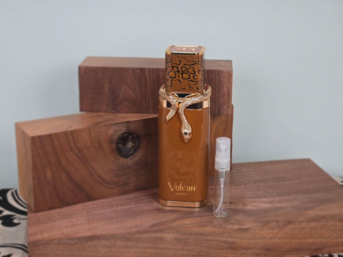 French Avenue Vulcan Sable - Échantillon de Parfum 5ml/2ml - Format de Voyage - Parfum du Moyen-Orient